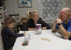 VIDEO: šovā "Ģimene burkā" Vendiju Karalkinu pamatīgi "uzvelk" vīra neieinteresētība