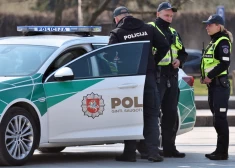 Viļņas centrā pēc meteozondes ar kontrabandas cigaretēm ieradies vīrietis ar "Mercedes" notriec policistu