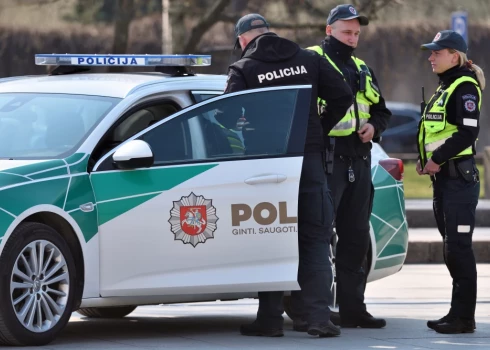 Pēc meteozondes ar kontrabandas cigaretēm ieradies vīrietis Viļņā savaino policistu.