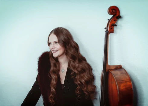 По словам виолончелистки Эрны Даугавиете, со своим инструментом она проводит времени больше, чем с близкими. 