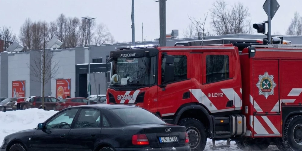Jelgavā, steidzoties uz izsaukumu, ugunsdzēsēju auto iekļūst sadursmē ar "Audi".