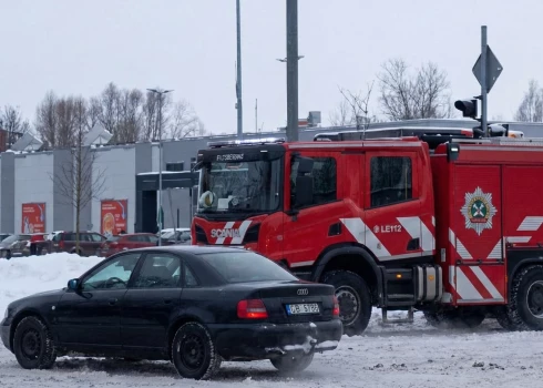 Jelgavā, steidzoties uz izsaukumu, ugunsdzēsēju auto iekļūst sadursmē ar "Audi".