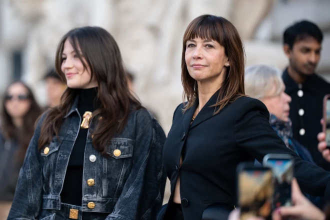 Софи Марсо показала дочь на Неделе моды - и сходство оказалось поразительным.