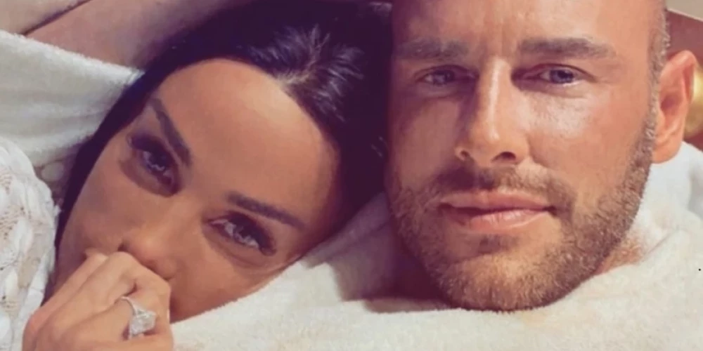 Britu glamūra modele Keitija Praisa ar jauno vīru Lī Endrūsu.