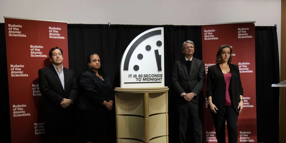 Члены Bulletin of the Atomic Scientists Джон Б. Вулфсталь, Аша М. Джордж, Стив Феттер и Александра Белл представляют «Часы Судного дня», установленные на отметке 85 секунд до полуночи, 23 января 2026 года, в Вашингтоне.