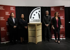 До "конца света" - 85 секунд: почему ученые снова сдвинули "Часы Судного дня"