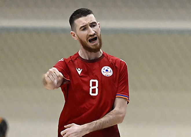 Par rupjībām pret ukraiņiem UEFA maigi soda Armēnijā naturalizēto krievu telpu futbolistu