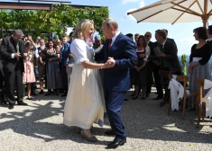 Austrijas eksministrei Kneislai rosina atņemt pilsonību - viņa savulaik kāzās dejoja ar Putinu