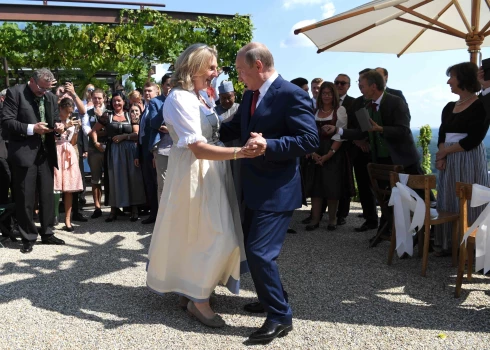 Austrijas eksministrei Karinai Kneislai rosina atņemt pilsonību. 