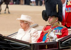 Savulaik karaliene Elizabete II kameru priekšā pieķerta retā dusmu lēkmē, metot princim Filipam ar kurpi