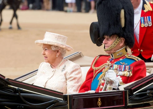 Ne ideāla, bet īsta: grāmata atklāj karaliskās laulības aizkulises.