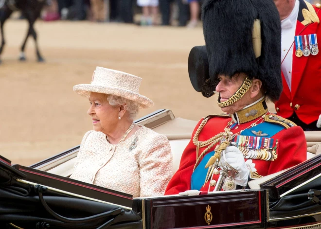 Savulaik karaliene Elizabete II kameru priekšā pieķerta retā dusmu lēkmē, metot princim Filipam ar kurpi