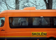 Jelgavas novadā no ceļa noslīd un sniegā iestieg skolēnu autobuss