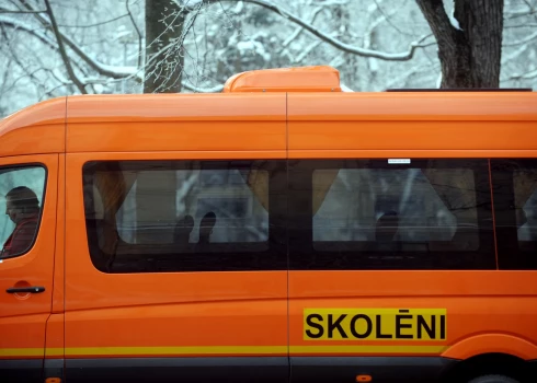 Jelgavas novadā no ceļa noslīd un sniegā iestieg autobuss. 