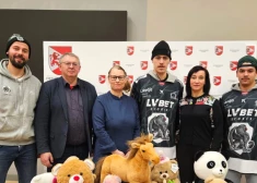 Hokeja klubs "Liepāja" Dienvidkurzemes novada bērniem dāvina rotaļlietas