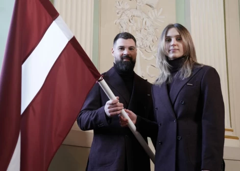 Latvijas Valsts karogu XXV Ziemas Olimpisko spēļu Atklāšanas ceremonijā nesīs talantīgā kalnu slēpotāja Dženifera Ģērmane un Latvijas hokeja leģenda Kaspars Daugaviņš.