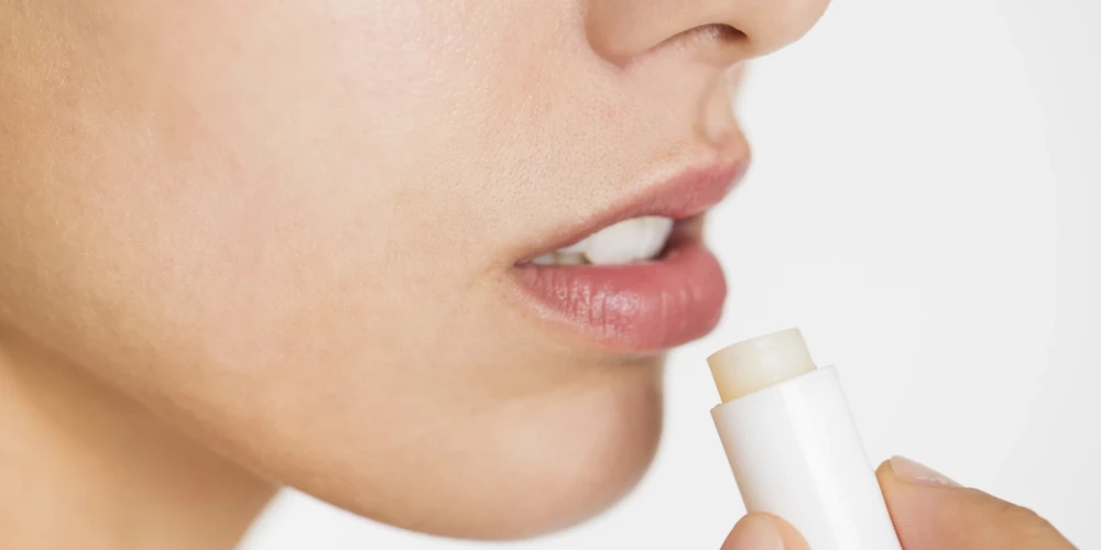 Фармацевт подчеркивает, что при выборе средства следует учитывать стадию развития герпесных высыпаний, чувствительность кожи и необходимость в дополнительной защите.