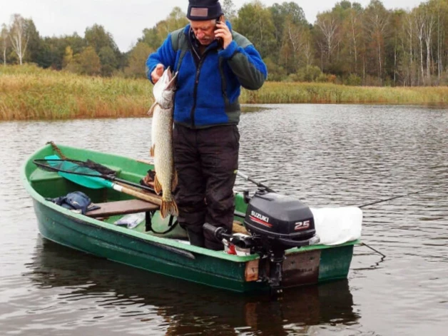 Dainis Kravinskis Brocēnu ezerā izvilcis līdaku.