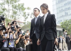 Bijusī Dienvidkorejas pirmā lēdija sēdēs cietumā par korupciju. Viņas vīram draud karātavas par karastāvokļa izsludināšanu