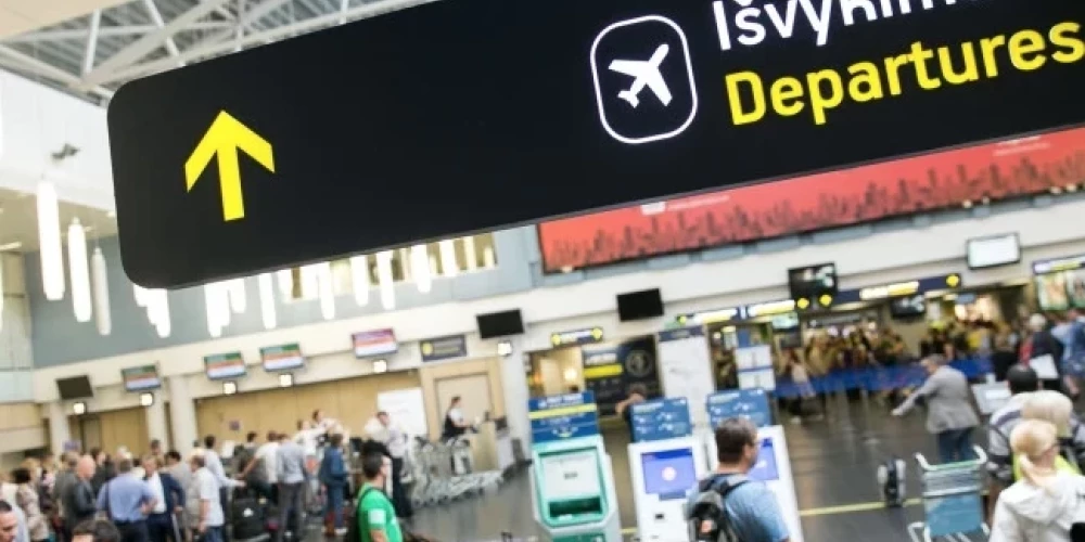 Otrdienas vakarā no Baltkrievijas Lietuvas gaisa telpā ielidoja cigarešu kontrabandistu palaisti gaisa baloni, kuru dēļ trīs reizes nācās pārtraukt Viļņas lidostas darbu, kas ietekmēja 1,7 tūkstošus pasažieru (foto: BNS Foto / Scanpix / LETA)