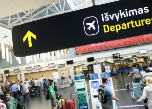 Otrdienas vakarā no Baltkrievijas Lietuvas gaisa telpā ielidoja cigarešu kontrabandistu palaisti gaisa baloni, kuru dēļ trīs reizes nācās pārtraukt Viļņas lidostas darbu, kas ietekmēja 1,7 tūkstošus pasažieru (foto: BNS Foto / Scanpix / LETA)