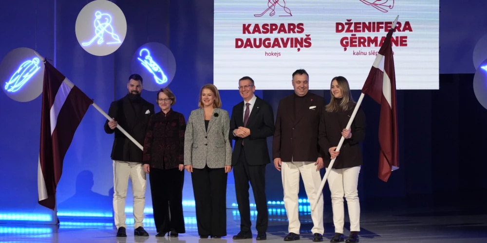 Latvijas delegācijas karognesēji olimpisko spēļu atklāšanas ceremonijā (foto: Toms Mālmeisters)