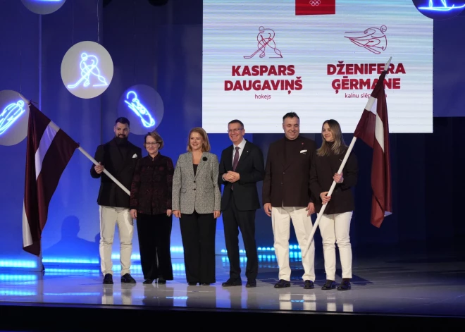 Latvijas delegācijas karognesēji olimpisko spēļu atklāšanas ceremonijā (foto: Toms Mālmeisters)