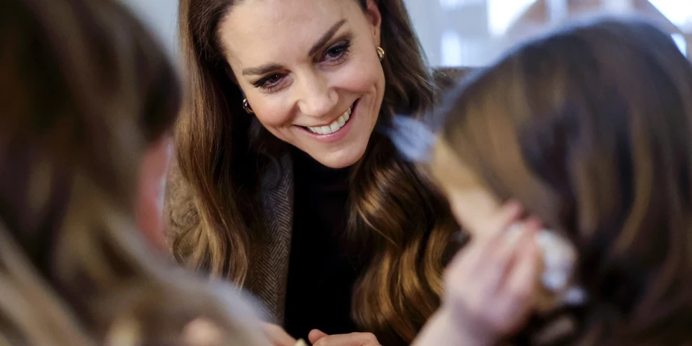 Princese Ketrīna tikās ar piecus gadus vecu meitenīti, kuru traumu terapijas centru apmeklē kopā ar mammu.