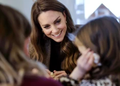 Princese Ketrīna māca mazai meitenei jauku triku emocionālā vizītē atbalsta centrā