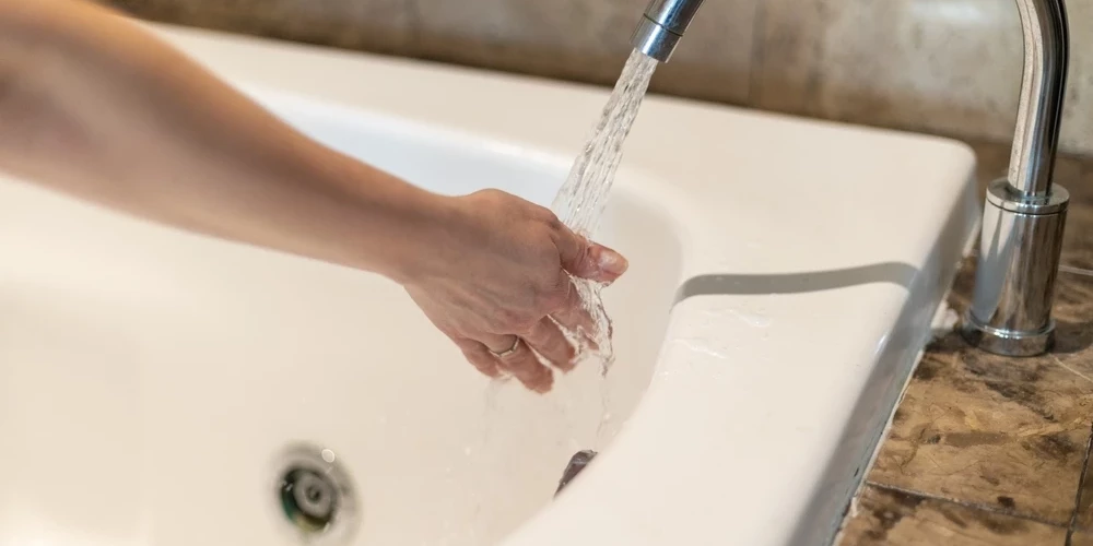 Решение Rīgas ūdens распространяется на рижан — жителей многоквартирных домов и частных домов — за оказанные услуги водного хозяйства начиная с 1 января этого года.