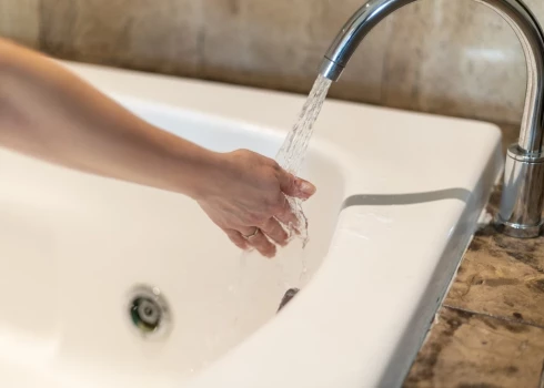 Решение Rīgas ūdens распространяется на рижан — жителей многоквартирных домов и частных домов — за оказанные услуги водного хозяйства начиная с 1 января этого года.