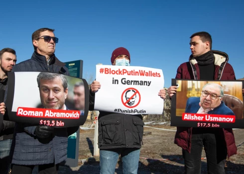 Ališeru Usmanovu un Romānu Abramoviču daudzi uzskata par "Putina makiem", kas finansē Kremļa agresīvo politiku (foto: Vidapress / Sipa USA)