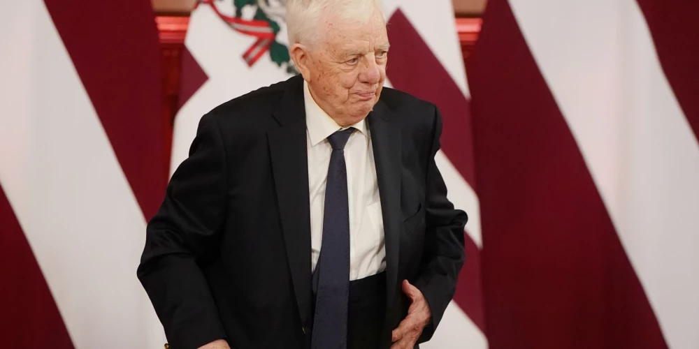 Komponists un pianists Raimonds Pauls piedalās svinīgajā Triju Zvaigžņu ordeņa pasniegšanas ceremonijā Rīgas pilī Latvijas Republikas proklamēšanas 107. gadadienā.