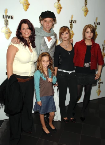 Bobs Geldofs ar meitām 2005. gadā. No kreisās: Fifija, Taigera Lilija, Bobs Geldofs, Piksija un Pīčesa.