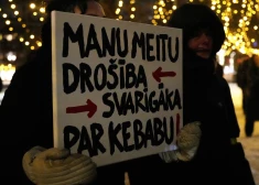 "Manu meitu drošība svarīgāka par kebabu!": pie Ministru kabineta ēkas protestē pret migrantu kvotām. VIDEO