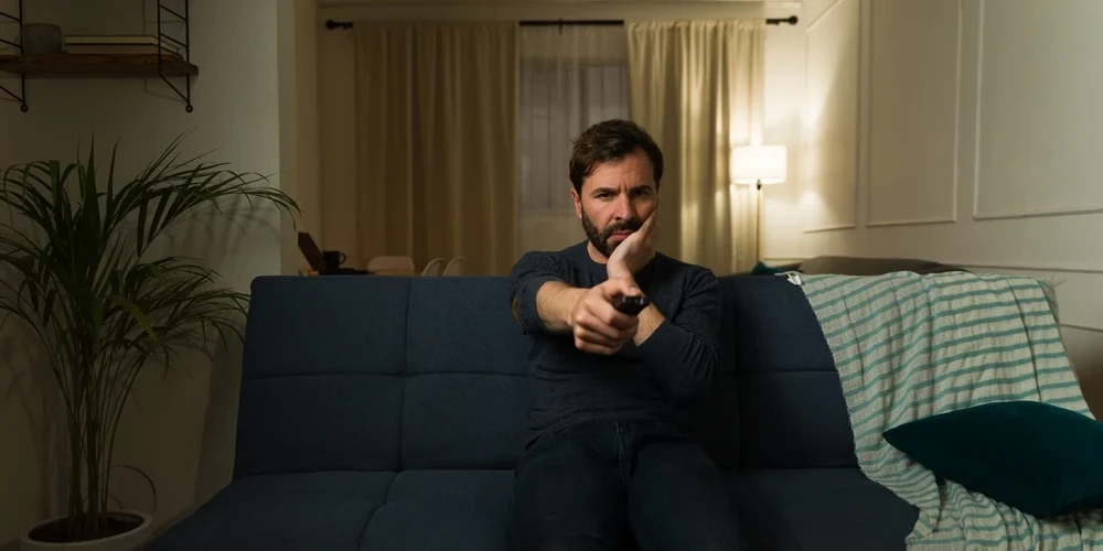 Kāds noņēmis dzīvoklī visus aizkarus, cits noskrūvējis podu, lai neatstātu to bijušajai sievai.