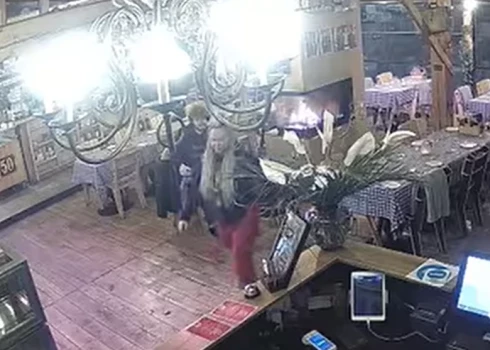 Blēdīgais pāris pamet restorānu (ekrānuzņēmums no video)