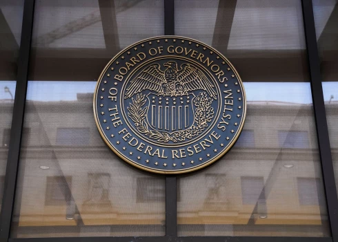 ASV Federālās rezervju sistēmas vadības ēkas izkārtne Vašingtonā (foto: Scanpix / AP)