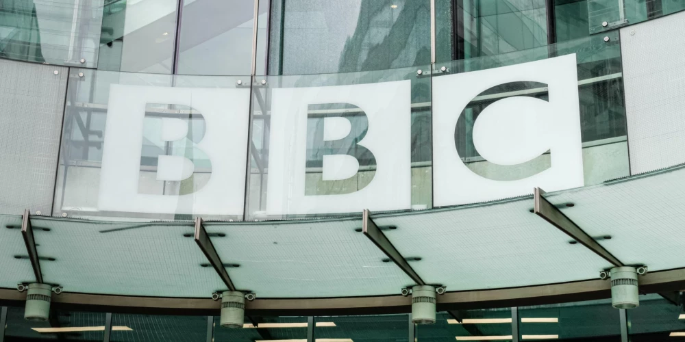 BBC logotips pie galvenās mītnes Londonā