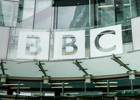 BBC logotips pie galvenās mītnes Londonā