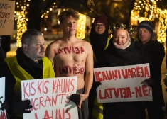 ВИДЕО, ФОТО: "Безопасность моих дочерей важнее кебаба!": в среду у здания Кабинета министров прошел пикет против мигрантских квот