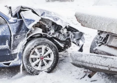 Снег увеличил число аварий до 200 за сутки: в Риге погиб велосипедист