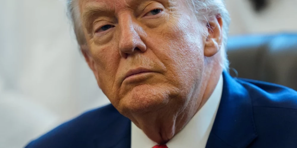 Tramps izvērtē militāras iespējas pret Irānu, sarunās progress nav panākts.