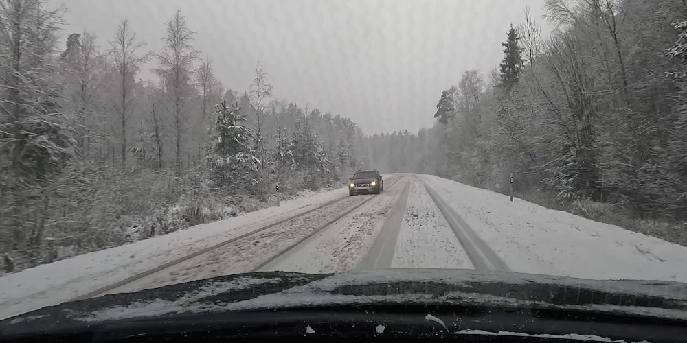 Lai kurā galā automašīnai atrastos velkošie riteņi, visbiežāk vadītājus pieviļ nepareizi izvēlēts ātrums, pārāk maza distance un iemaņu trūkums.