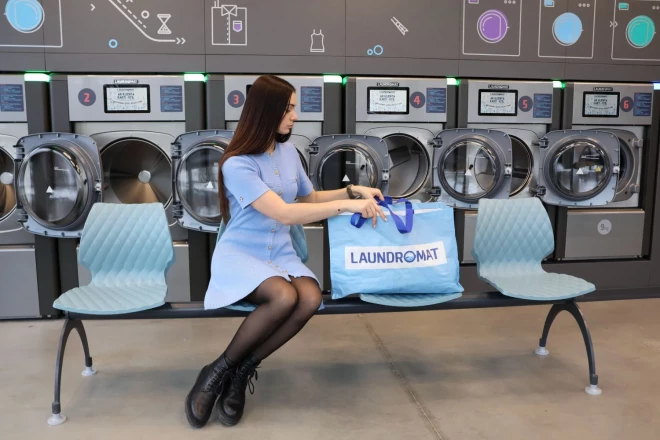 Laundromat — единственная самообслуживаемая прачечная в Латвии, где можно расплачиваться четырьмя различными способами — не только банковской картой или наличными, но и клиентской картой или приложением, которое дает 10% скидку на стирку и сушку.