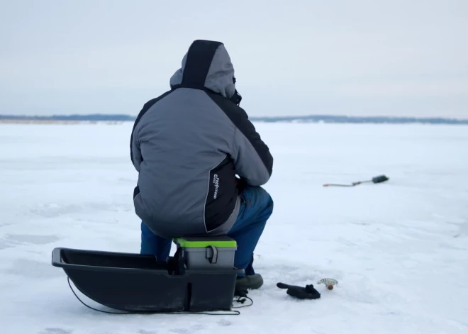Daugavpilī aizliedz atrasties uz Daugavas ledus posmā no Vienības tilta uz Cietokšņa pusi