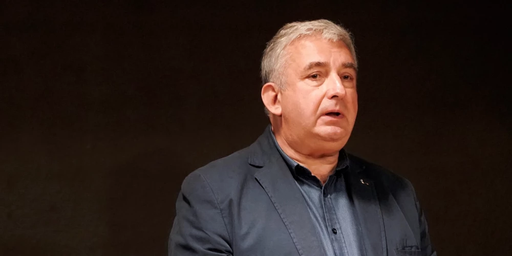 Aktieris Gundars Āboliņš izplatījis brīdinājumu Carnikavas iedzīvotājiem.