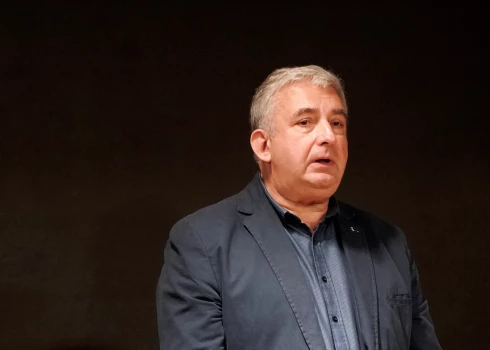 Aktieris Gundars Āboliņš izplatījis brīdinājumu Carnikavas iedzīvotājiem.