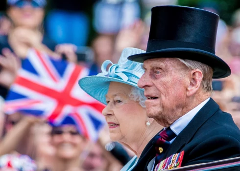 Королева Елизавета II и принц Филипп.