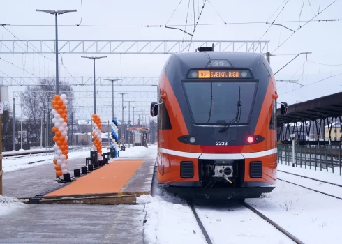 Igaunijas valsts pasažieru vilcienu operators "Eesti Liinirongid" zīmola "Elron" vilciens Rīgas Centrālajā dzelzceļa stacijā, kas kursēs maršrutā Tartu-Rīga.